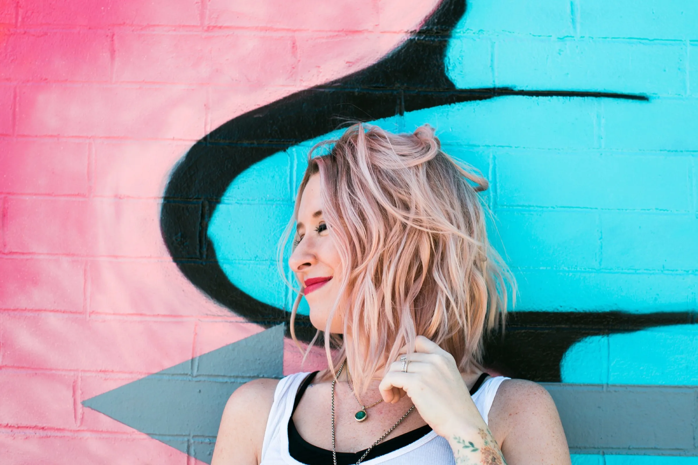 Summer Shealy style blogger and fashion designer in downtown fort worth texas pink hair